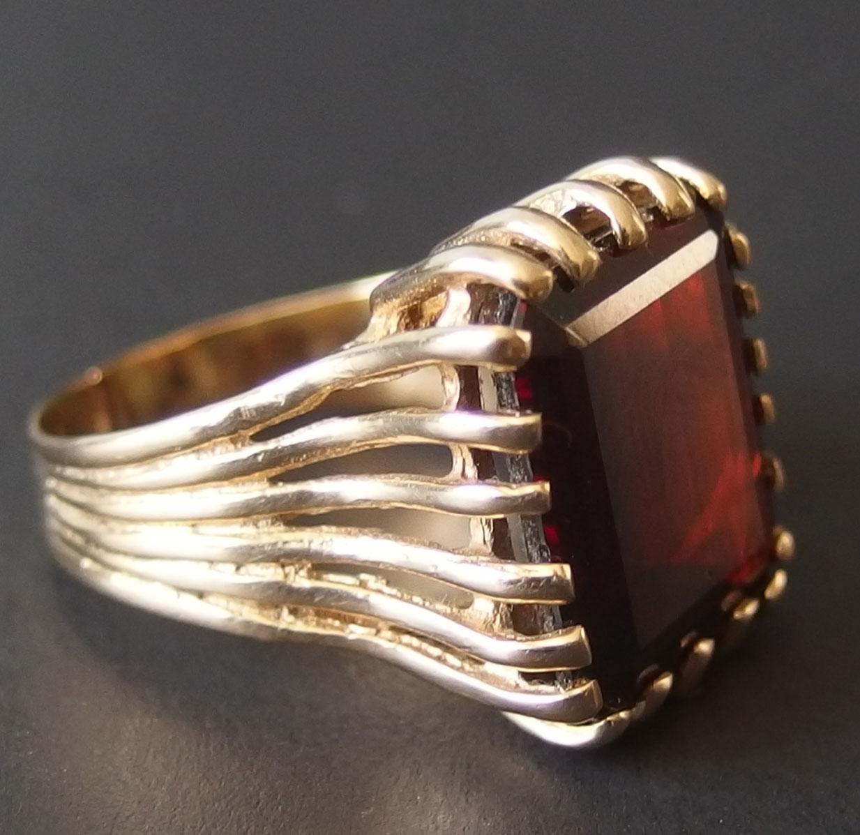 14KT GOLD & GARNET RING