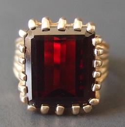 14KT GOLD & GARNET RING
