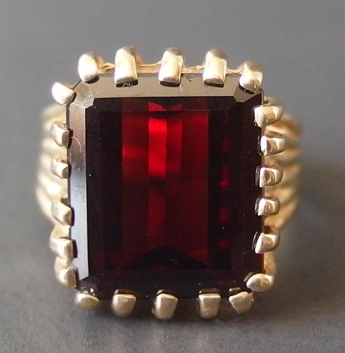 14KT GOLD & GARNET RING