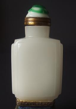 CHINESE WHITE JADE SNUFF BOTTLE