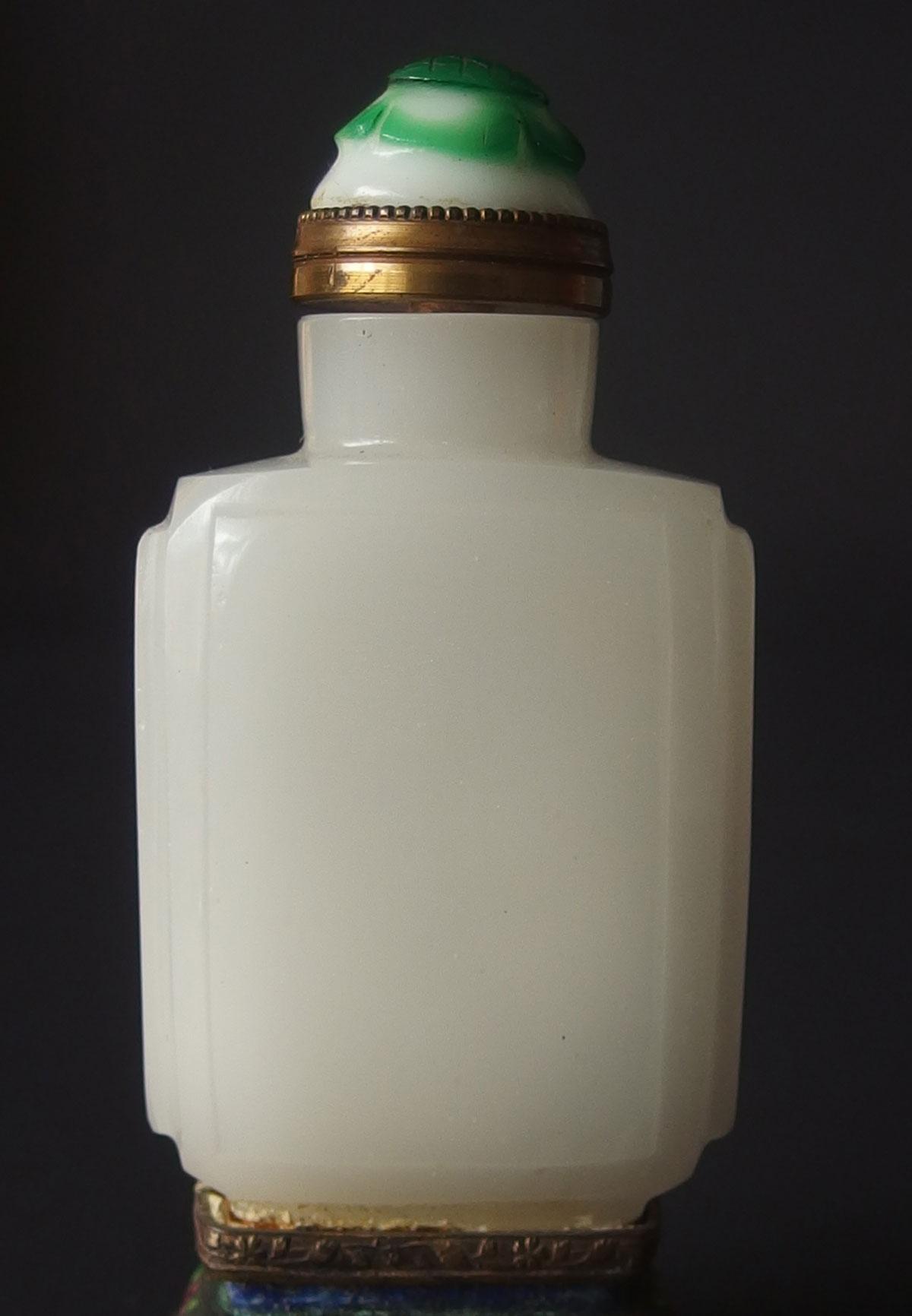 CHINESE WHITE JADE SNUFF BOTTLE