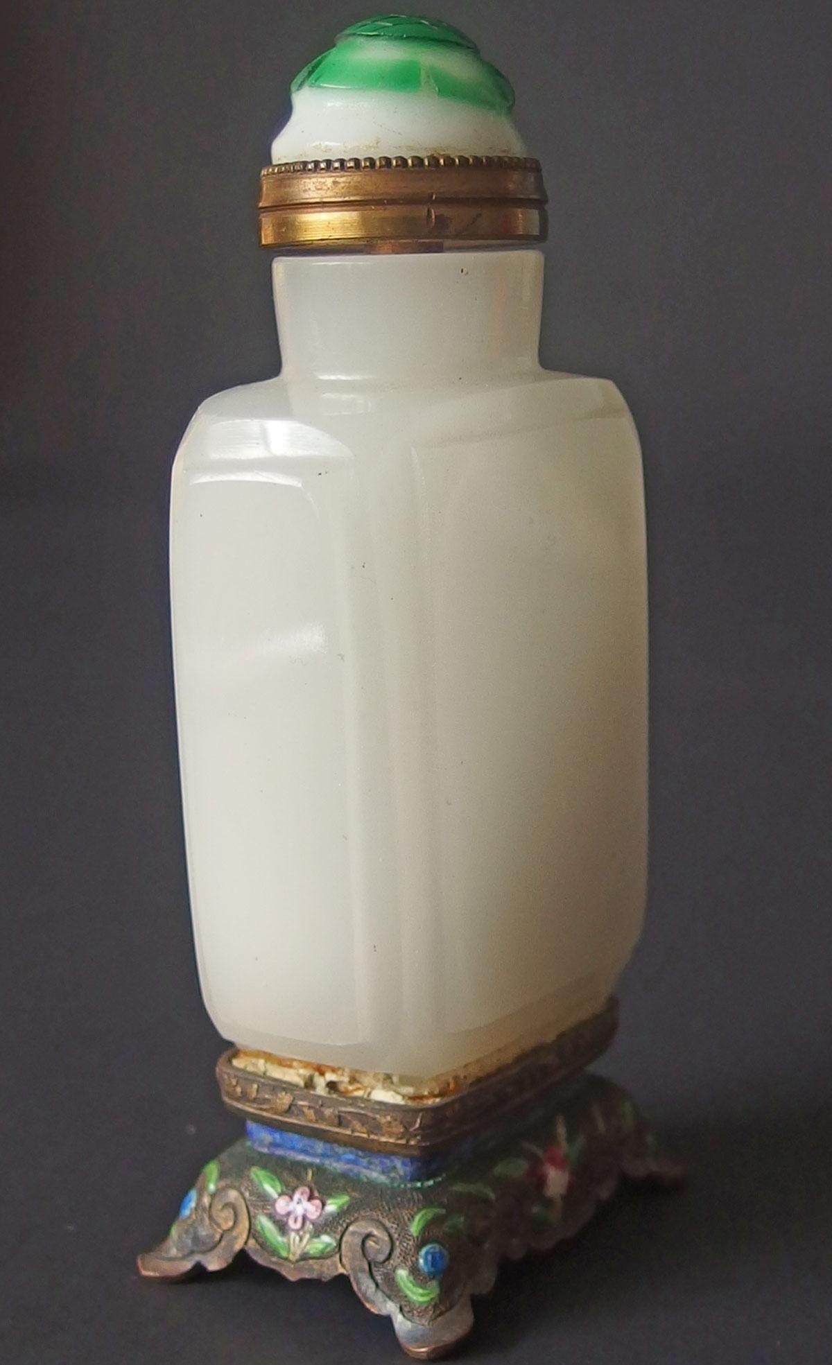 CHINESE WHITE JADE SNUFF BOTTLE