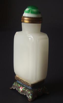 CHINESE WHITE JADE SNUFF BOTTLE