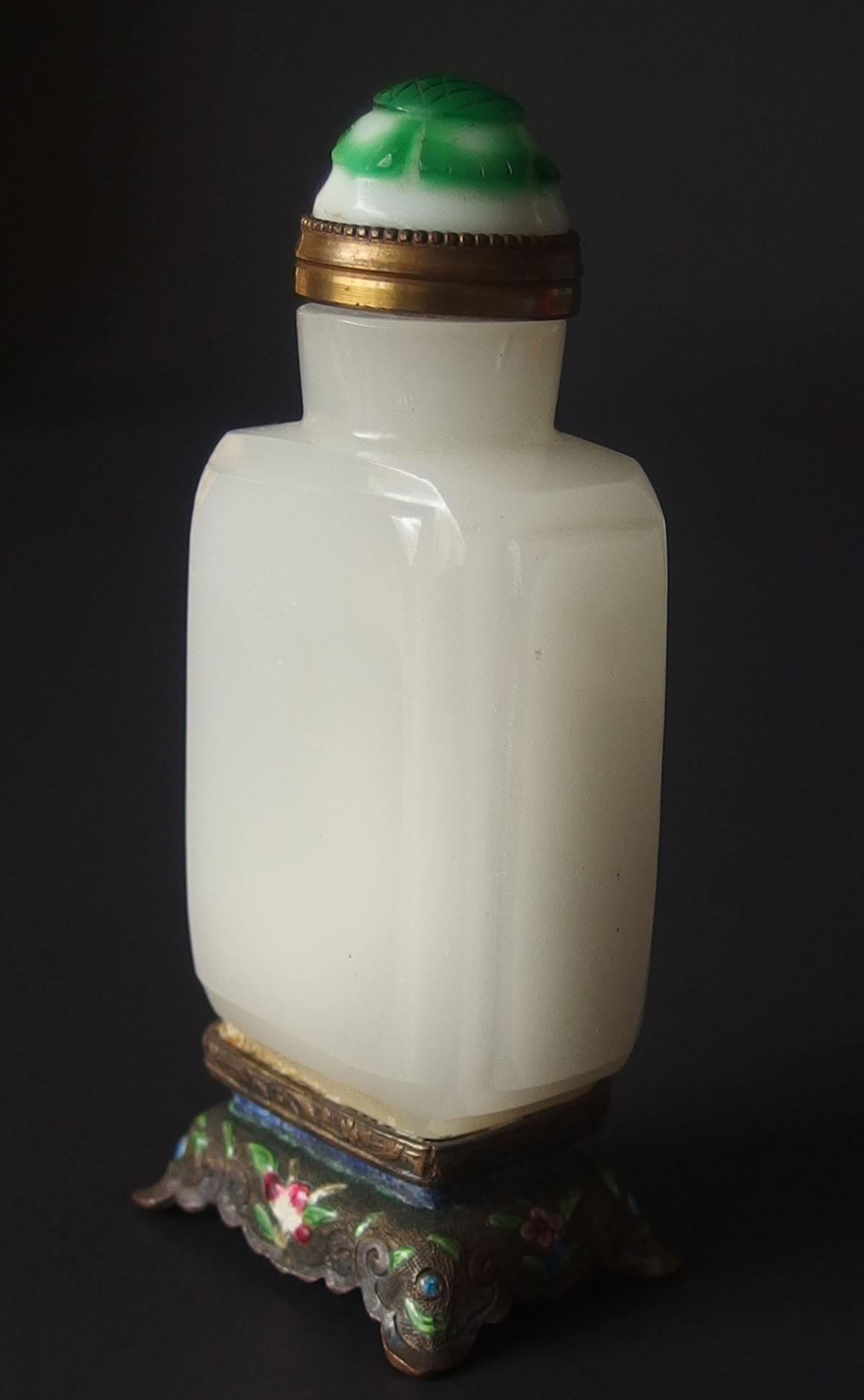CHINESE WHITE JADE SNUFF BOTTLE