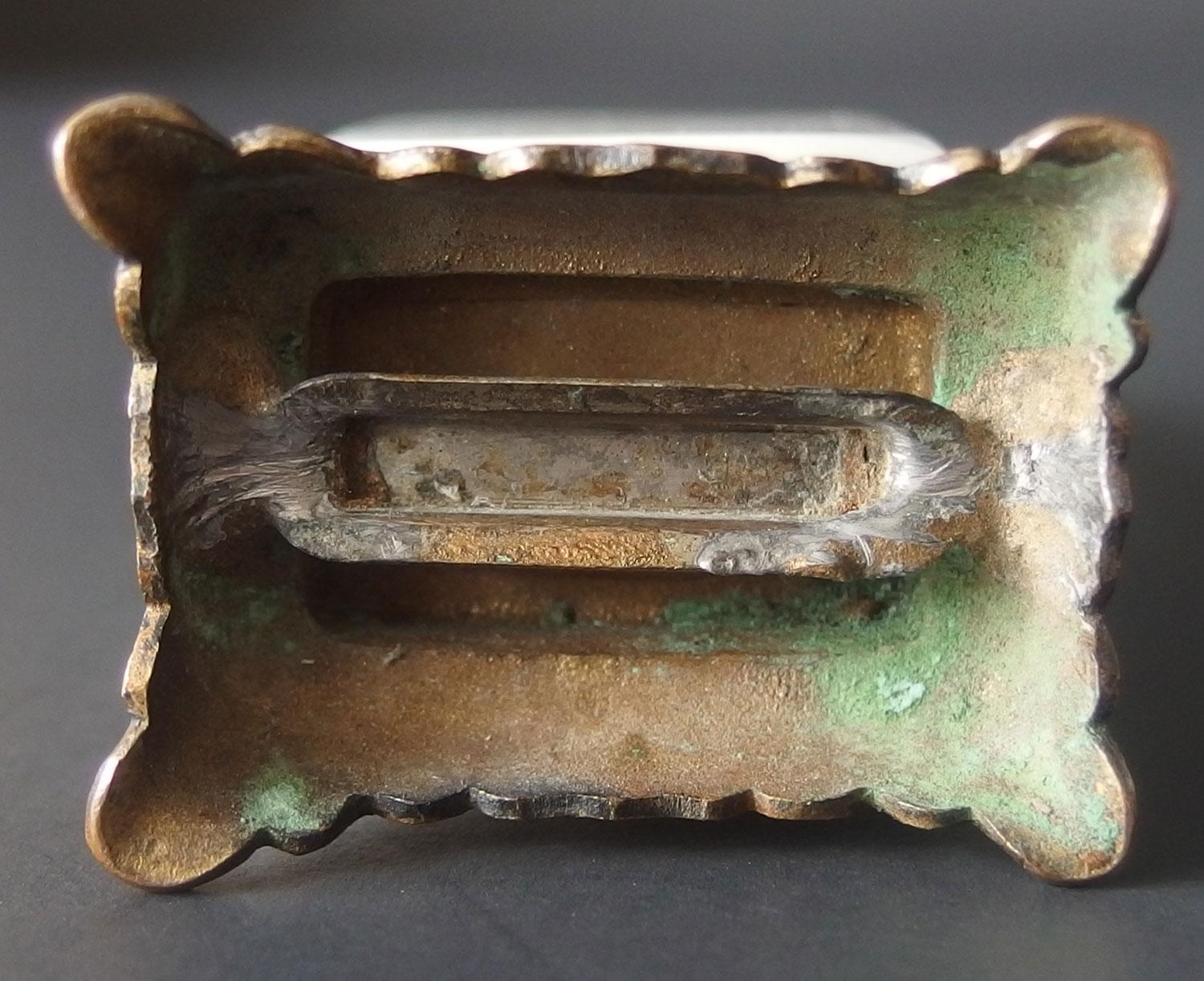 CHINESE WHITE JADE SNUFF BOTTLE