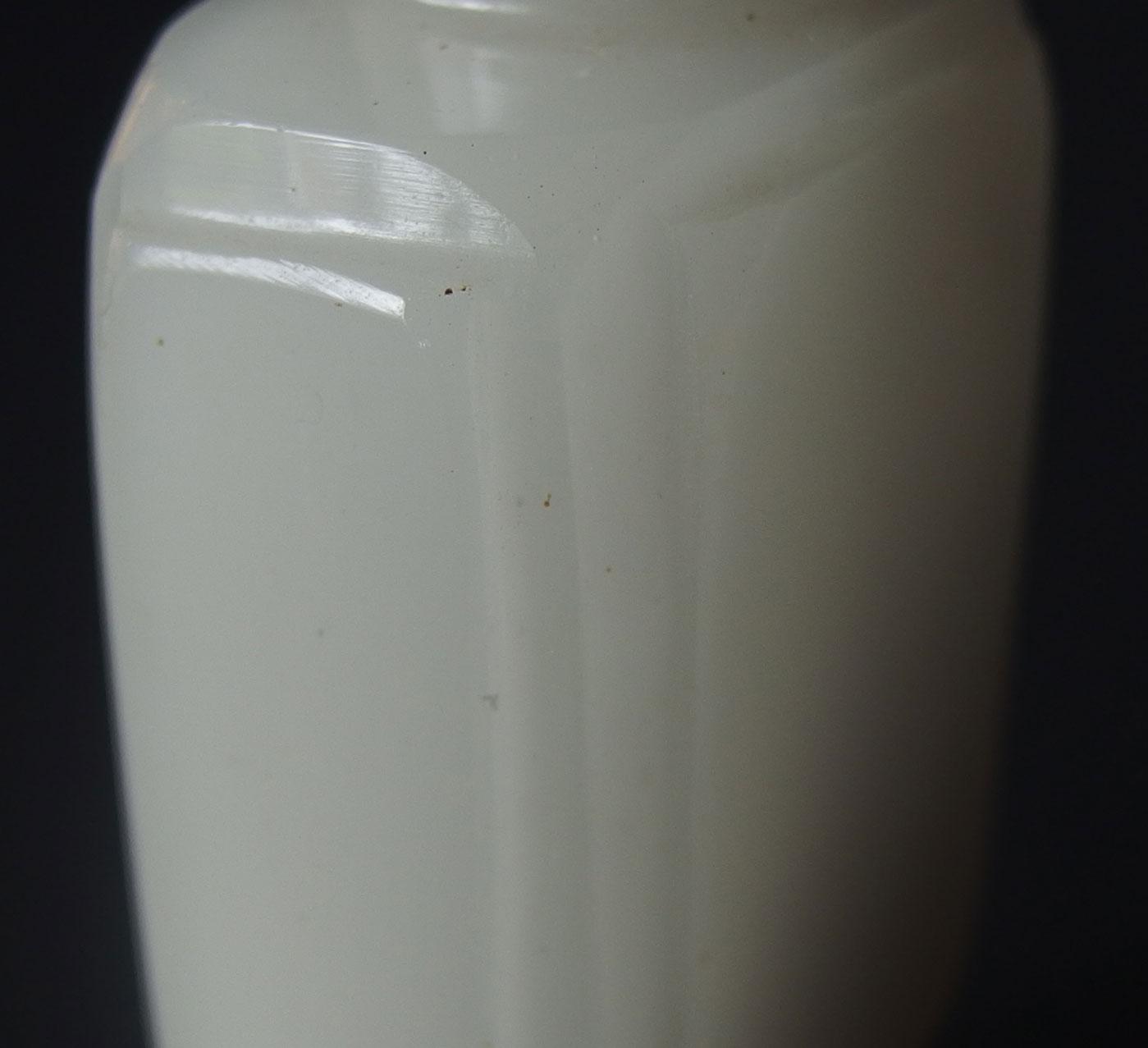 CHINESE WHITE JADE SNUFF BOTTLE