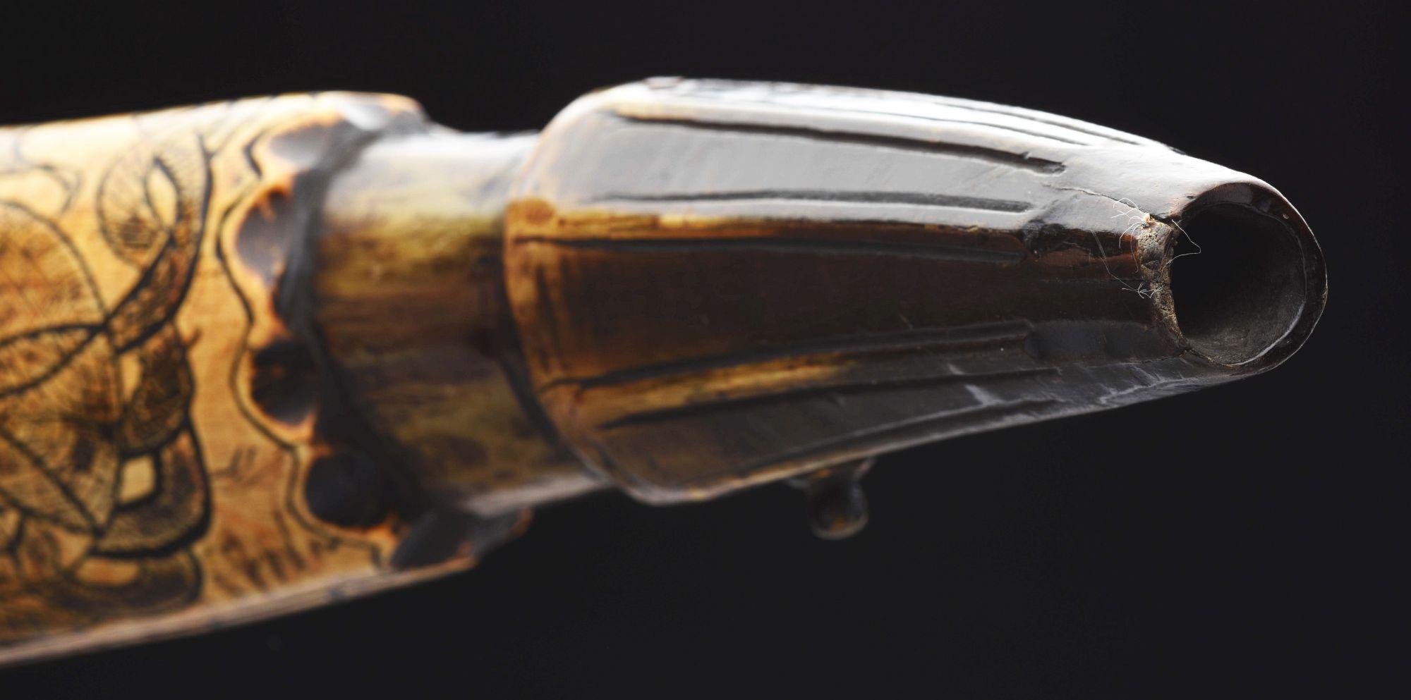 Unusual Engraved Powder Horn Inscribed "pun La" And "wm" With Mirror In Plug.