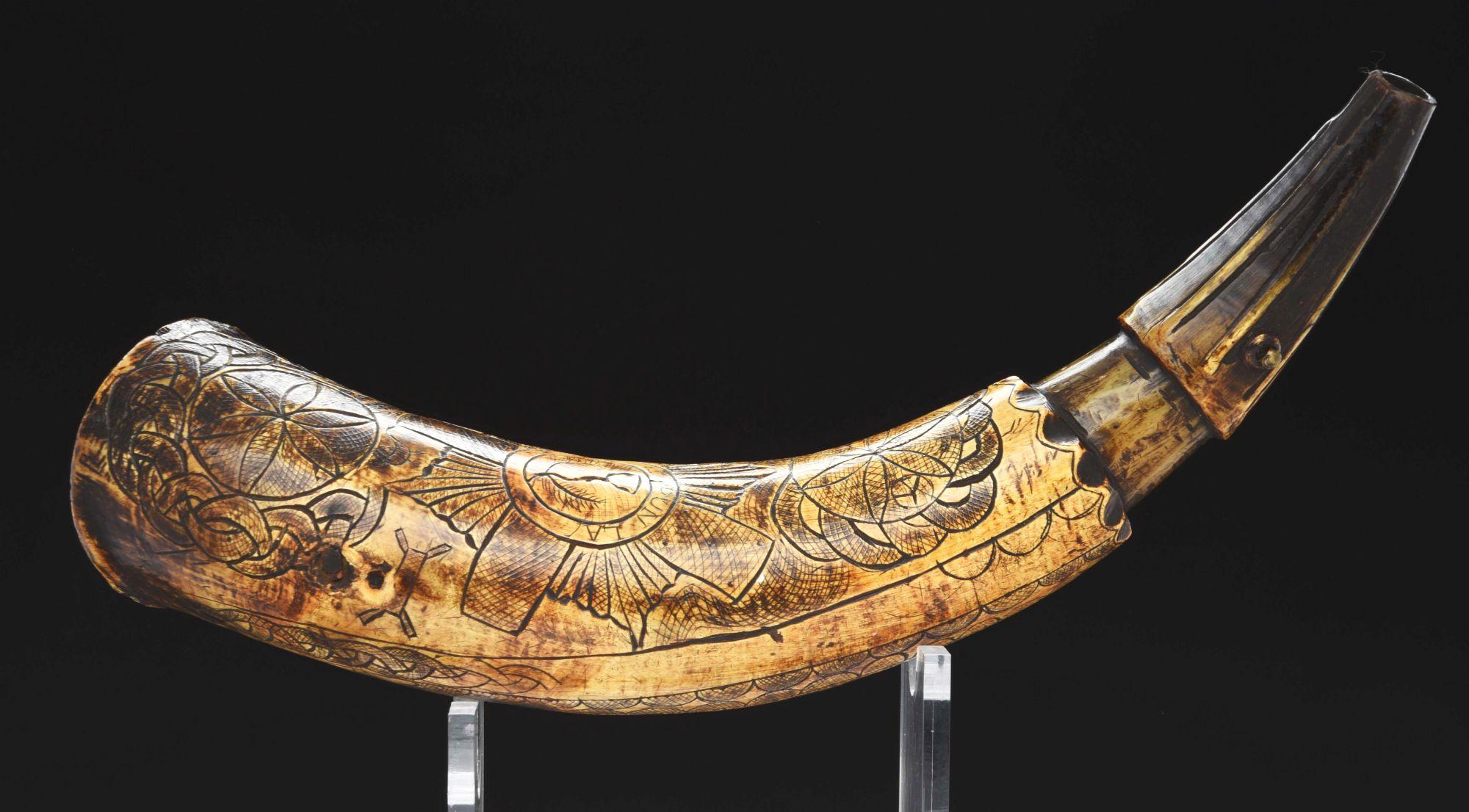 Unusual Engraved Powder Horn Inscribed "pun La" And "wm" With Mirror In Plug.