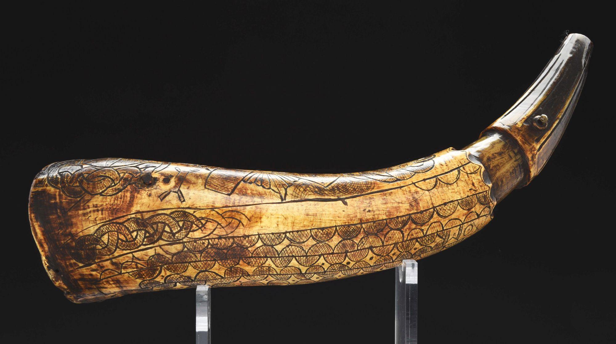 Unusual Engraved Powder Horn Inscribed "pun La" And "wm" With Mirror In Plug.