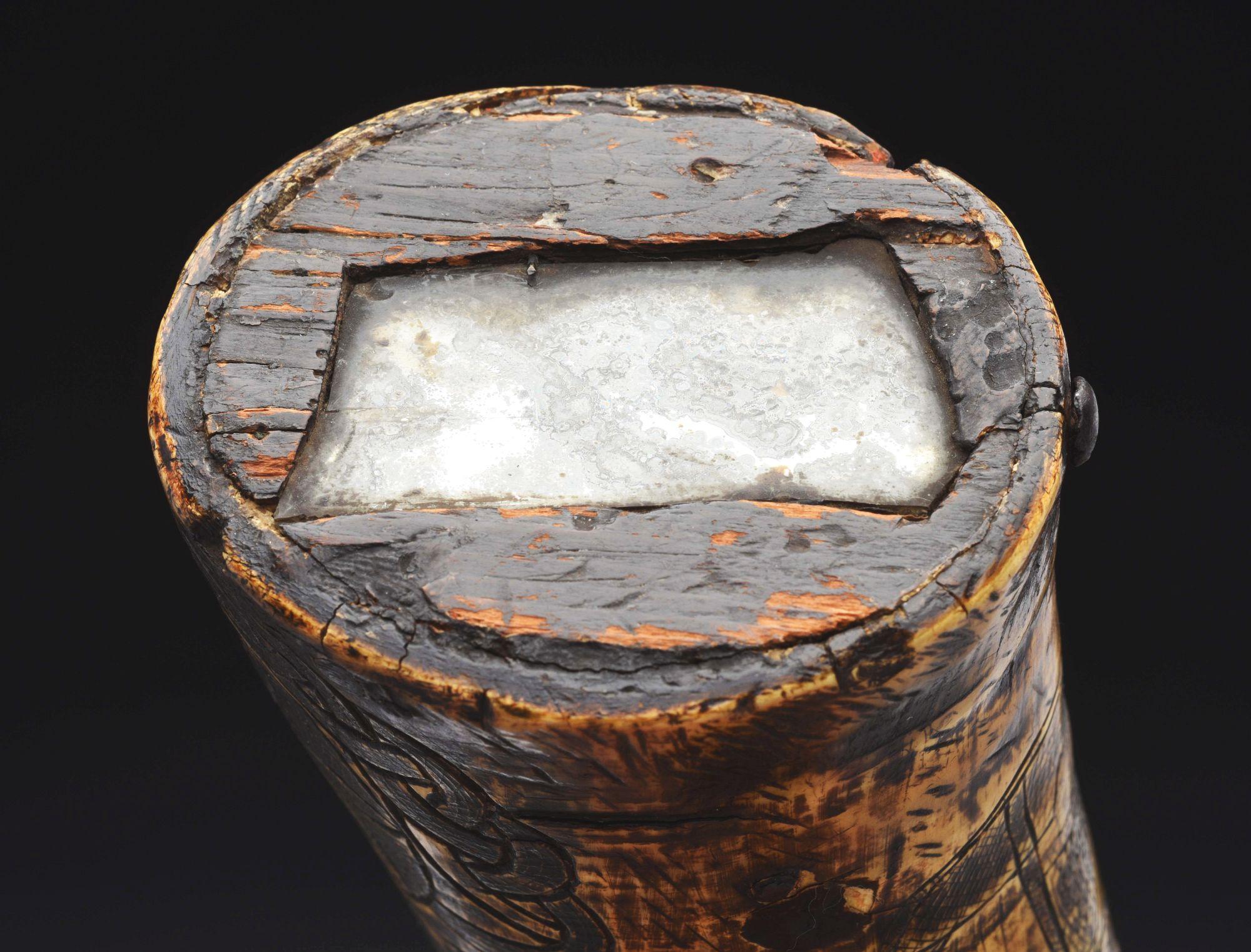 Unusual Engraved Powder Horn Inscribed "pun La" And "wm" With Mirror In Plug.