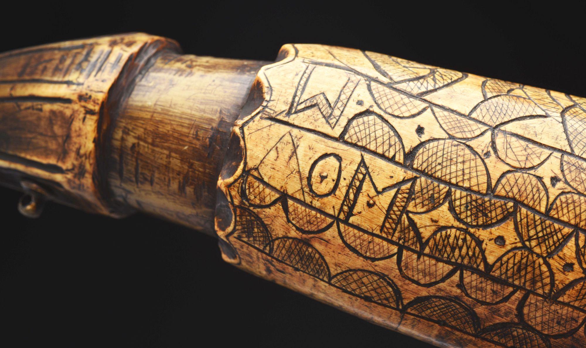 Unusual Engraved Powder Horn Inscribed "pun La" And "wm" With Mirror In Plug.