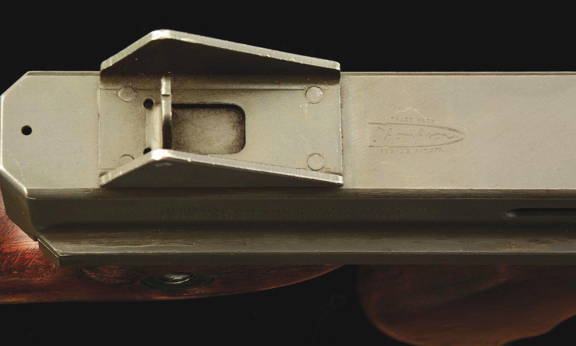 (N) ATTRACTIVE WORLD WAR II AUTO ORDNANCE M1A1 THOMPSON MACHINE GUN WITH ACCESSORIES (CURIO & RELIC)