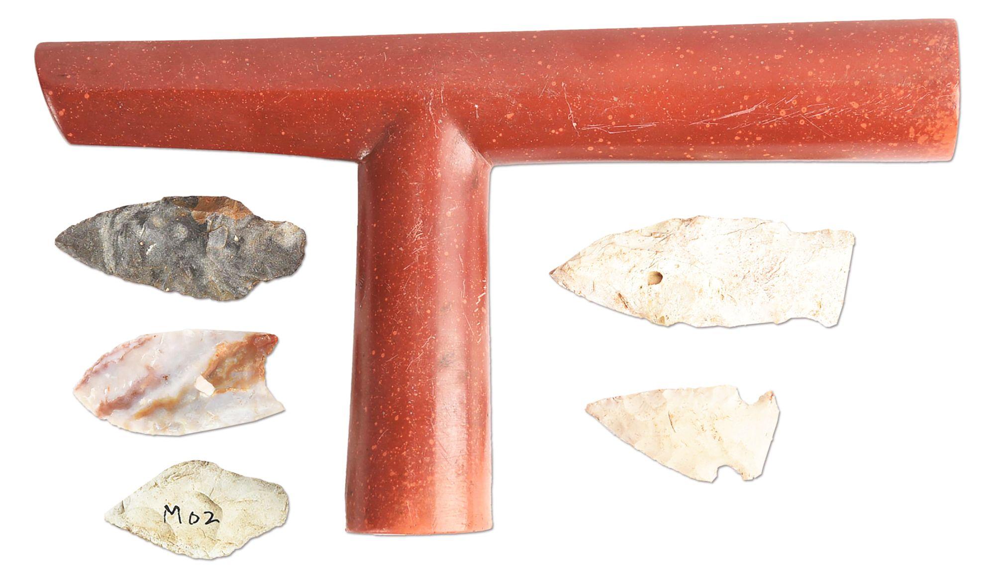 LOT OF 6: NATIVE AMERICAN CATLINITE PIPE WITH 5 PROJECTILE POINTS.