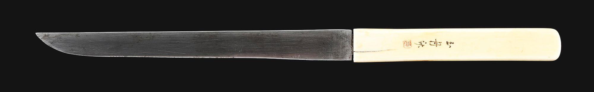 AN UNUSUALLY GOOD QUALITY IVORY MOUNTED TANTO.