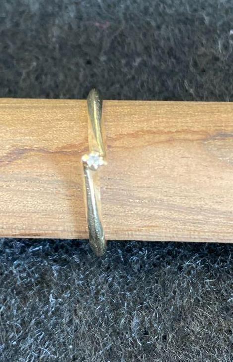 10K Yellow Gold Rind with Diamond Chip