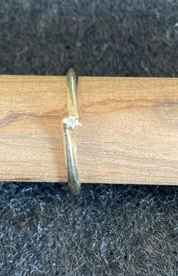10K Yellow Gold Rind with Diamond Chip