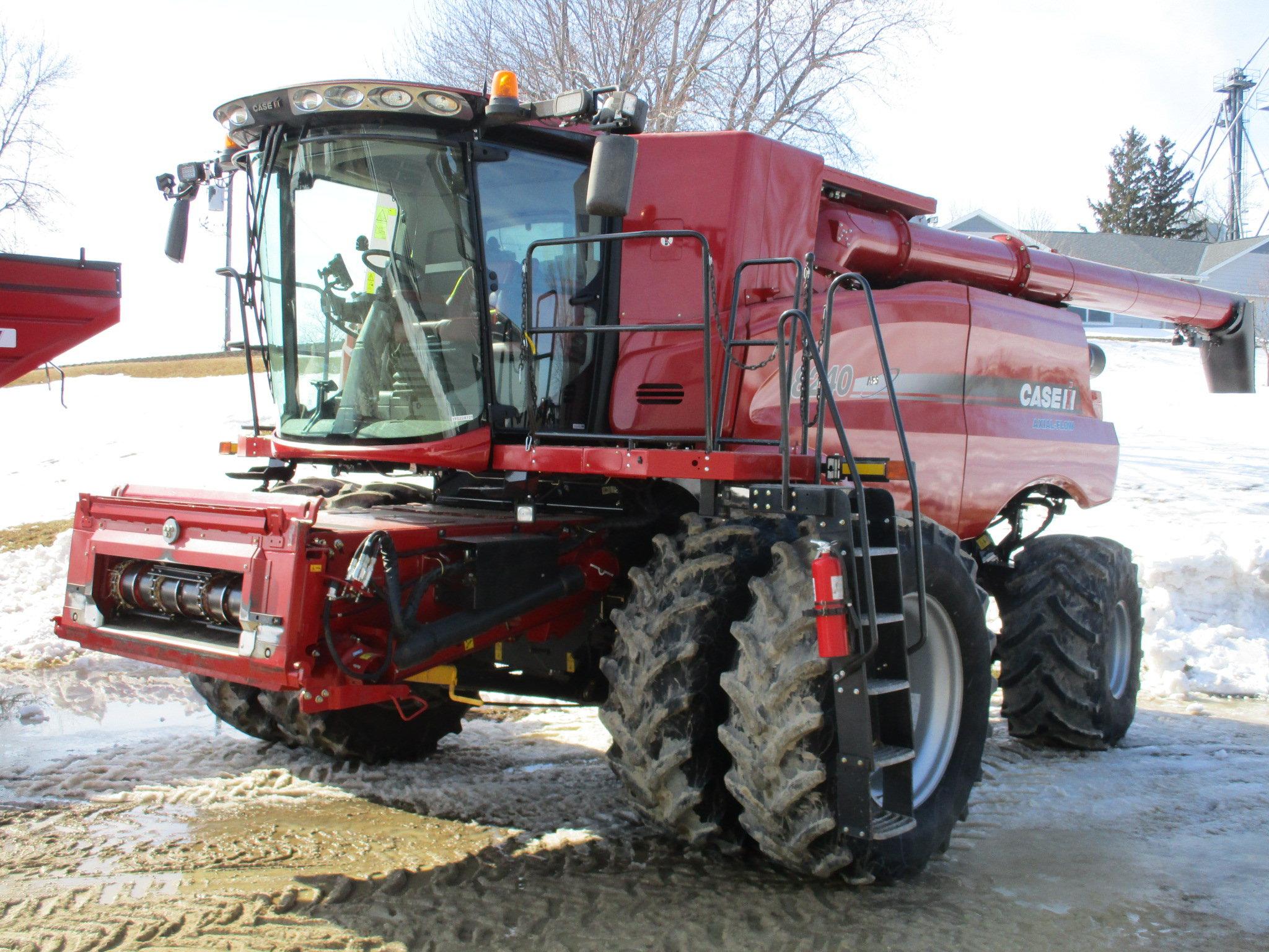 2015 Case IH 8240, 823 Sept. hrs. 1,386 eng. hrs. auto guidance Nav. II controller 700 Pro monitor,