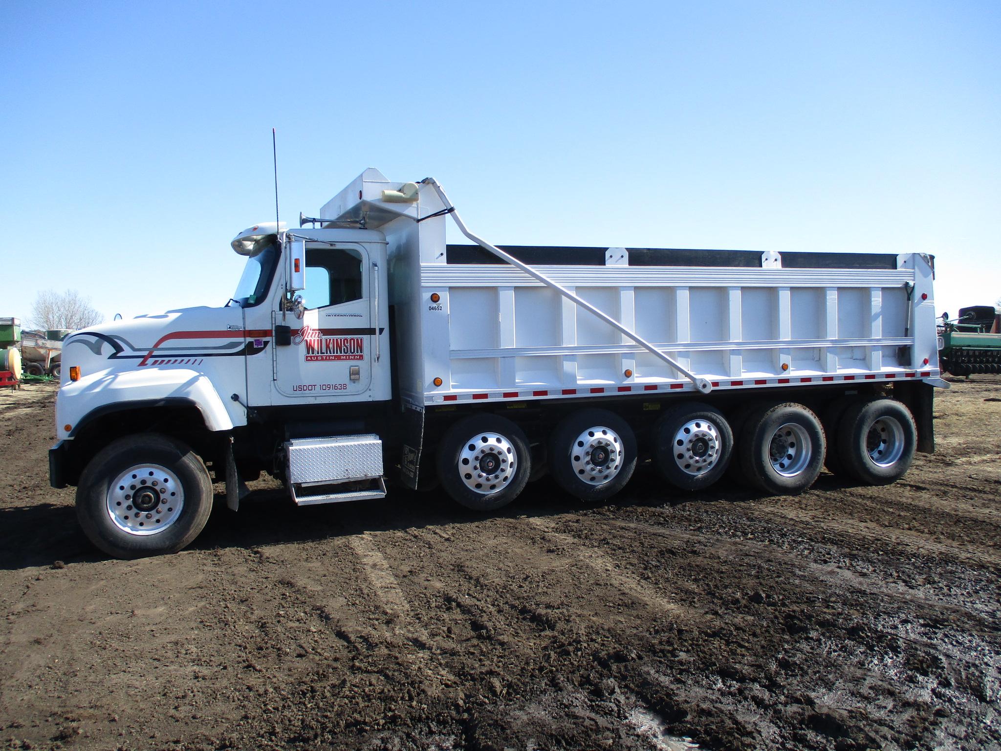2004 Int 5500 Pay Star Quint axle dump truck, Cummins ISX 15L, 450 HP Eng. 10 sp. 813,733 miles