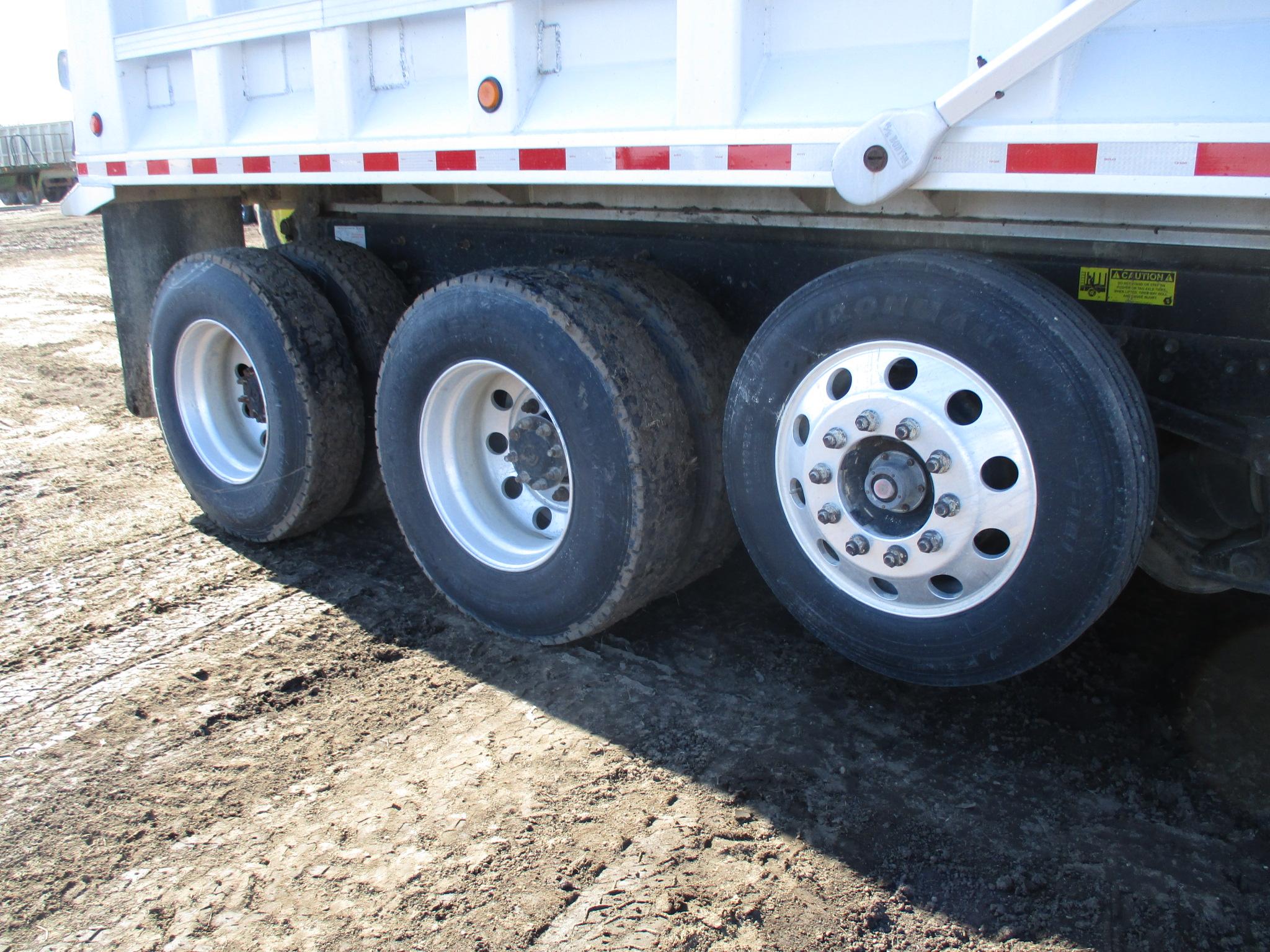 2004 Int 5500 Pay Star Quint axle dump truck, Cummins ISX 15L, 450 HP Eng. 10 sp. 813,733 miles