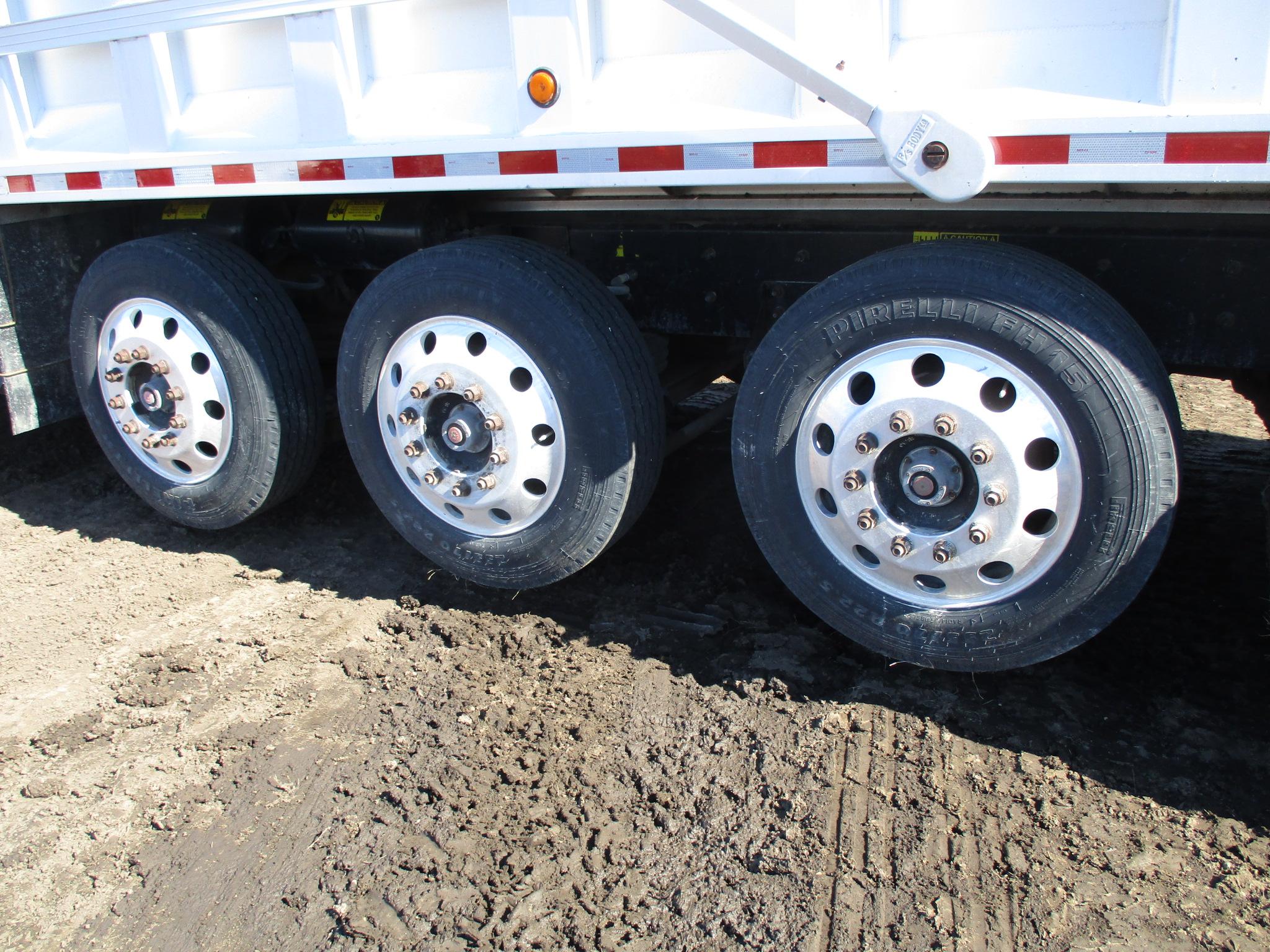 2004 Int 5500 Pay Star Quint axle dump truck, Cummins ISX 15L, 450 HP Eng. 10 sp. 813,733 miles