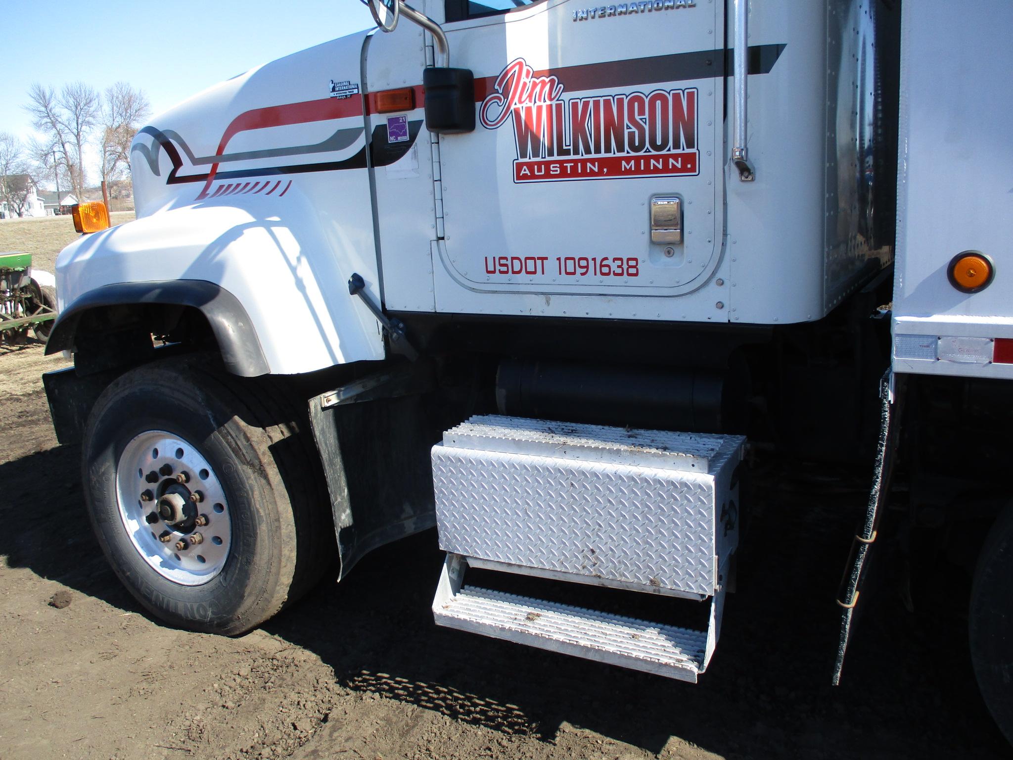 2004 Int 5500 Pay Star Quint axle dump truck, Cummins ISX 15L, 450 HP Eng. 10 sp. 813,733 miles