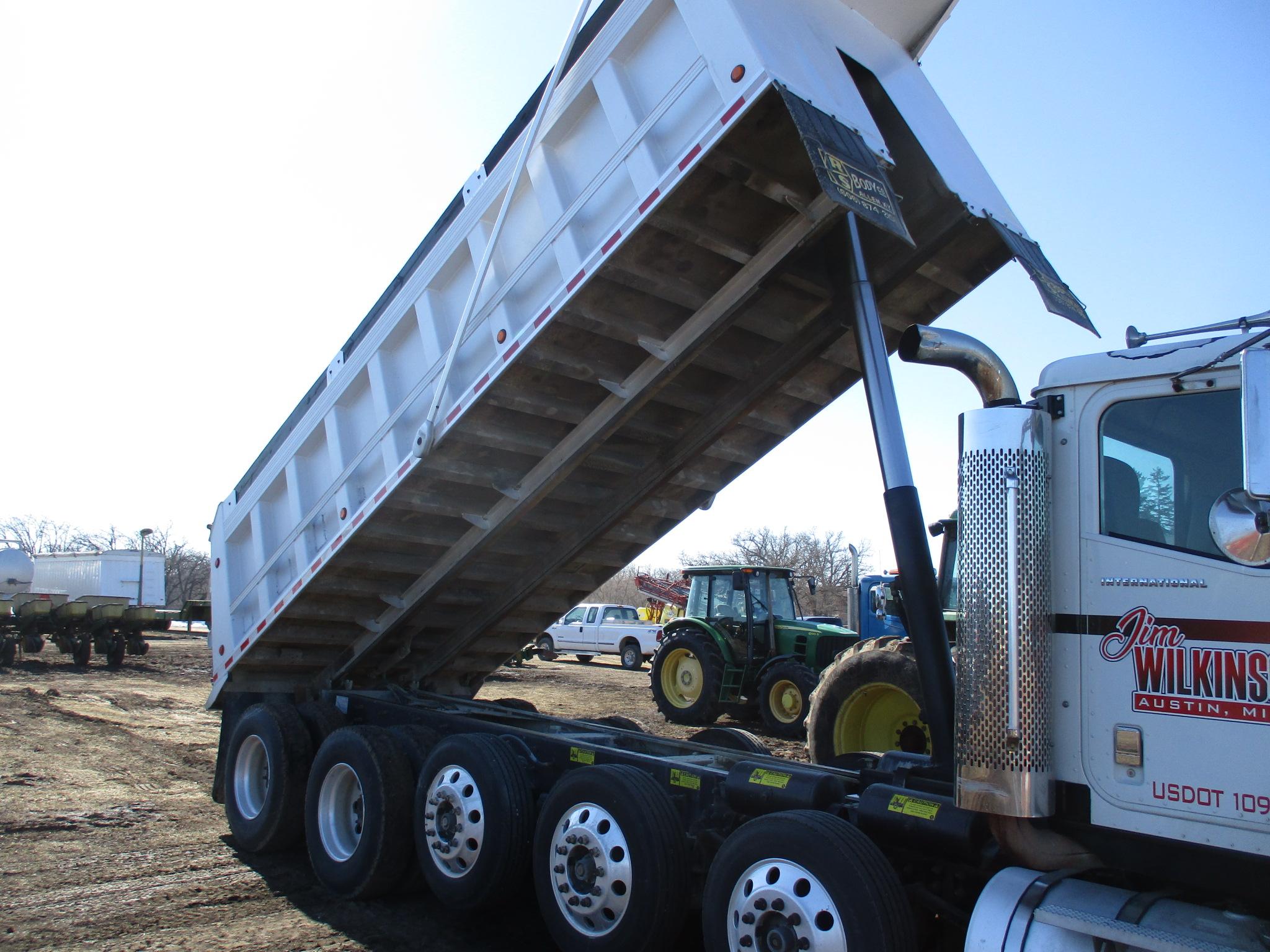 2004 Int 5500 Pay Star Quint axle dump truck, Cummins ISX 15L, 450 HP Eng. 10 sp. 813,733 miles