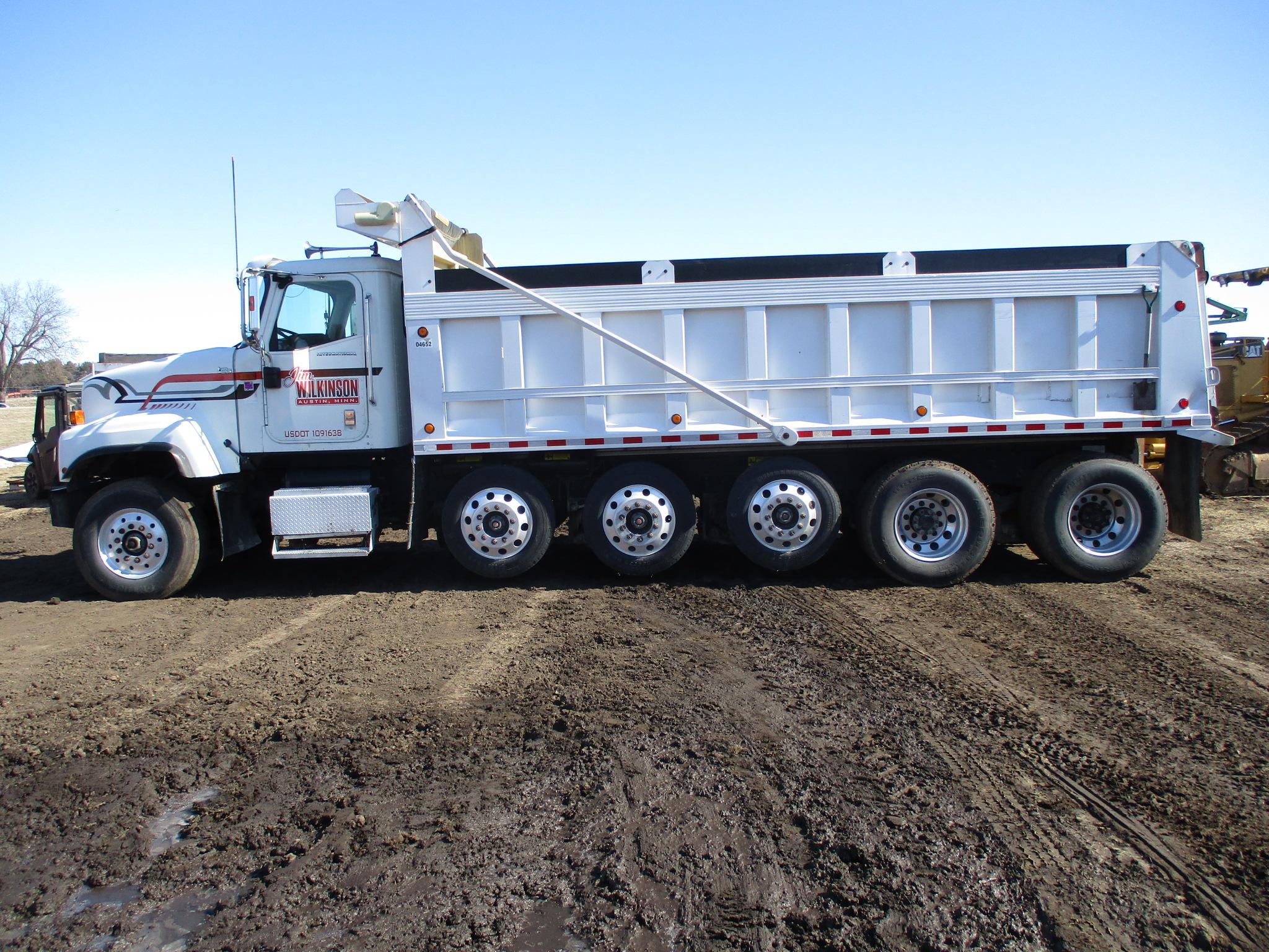 2004 Int 5500 Pay Star Quint axle dump truck, Cummins ISX 15L, 450 HP Eng. 10 sp. 813,733 miles