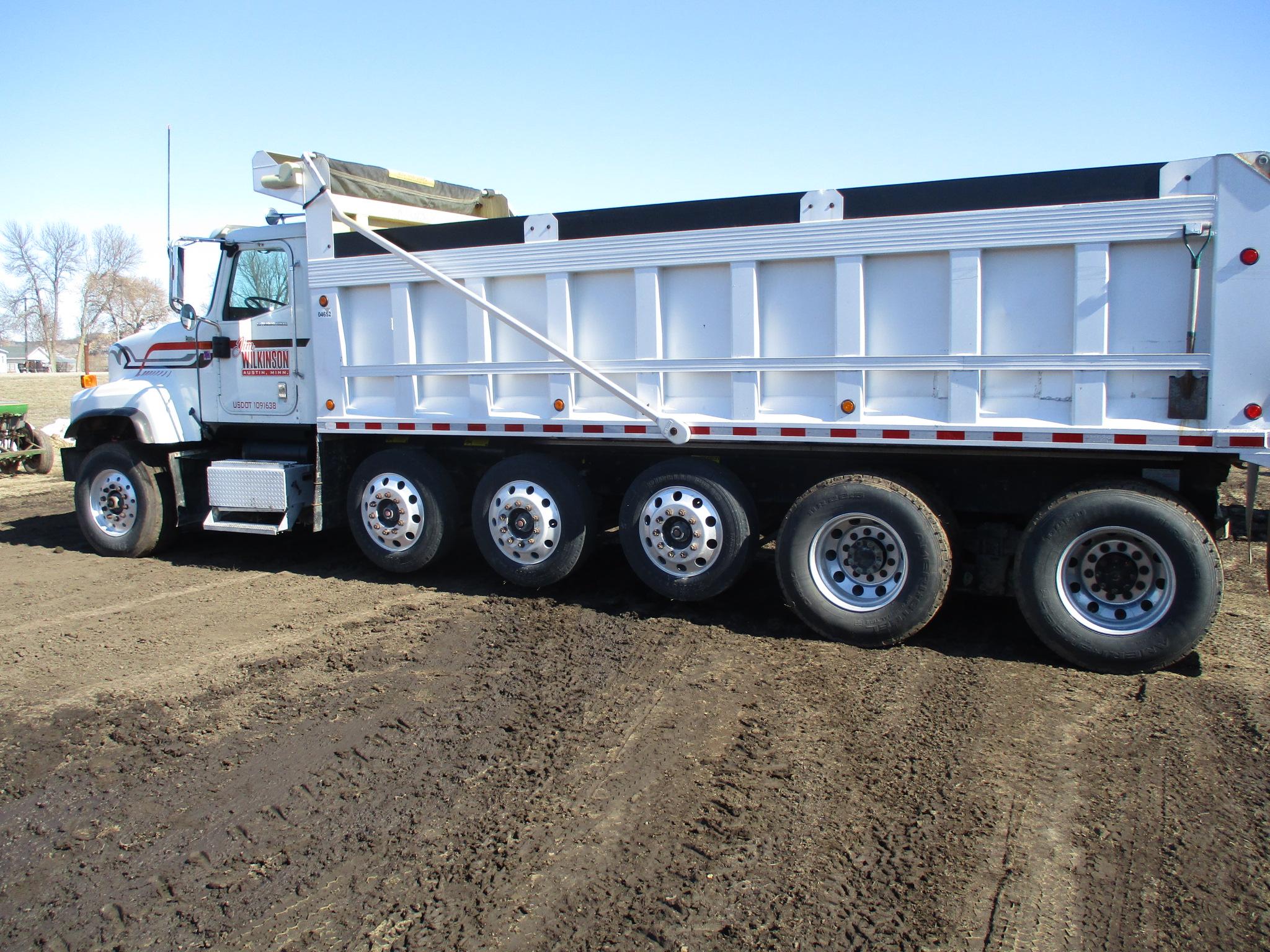2004 Int 5500 Pay Star Quint axle dump truck, Cummins ISX 15L, 450 HP Eng. 10 sp. 813,733 miles