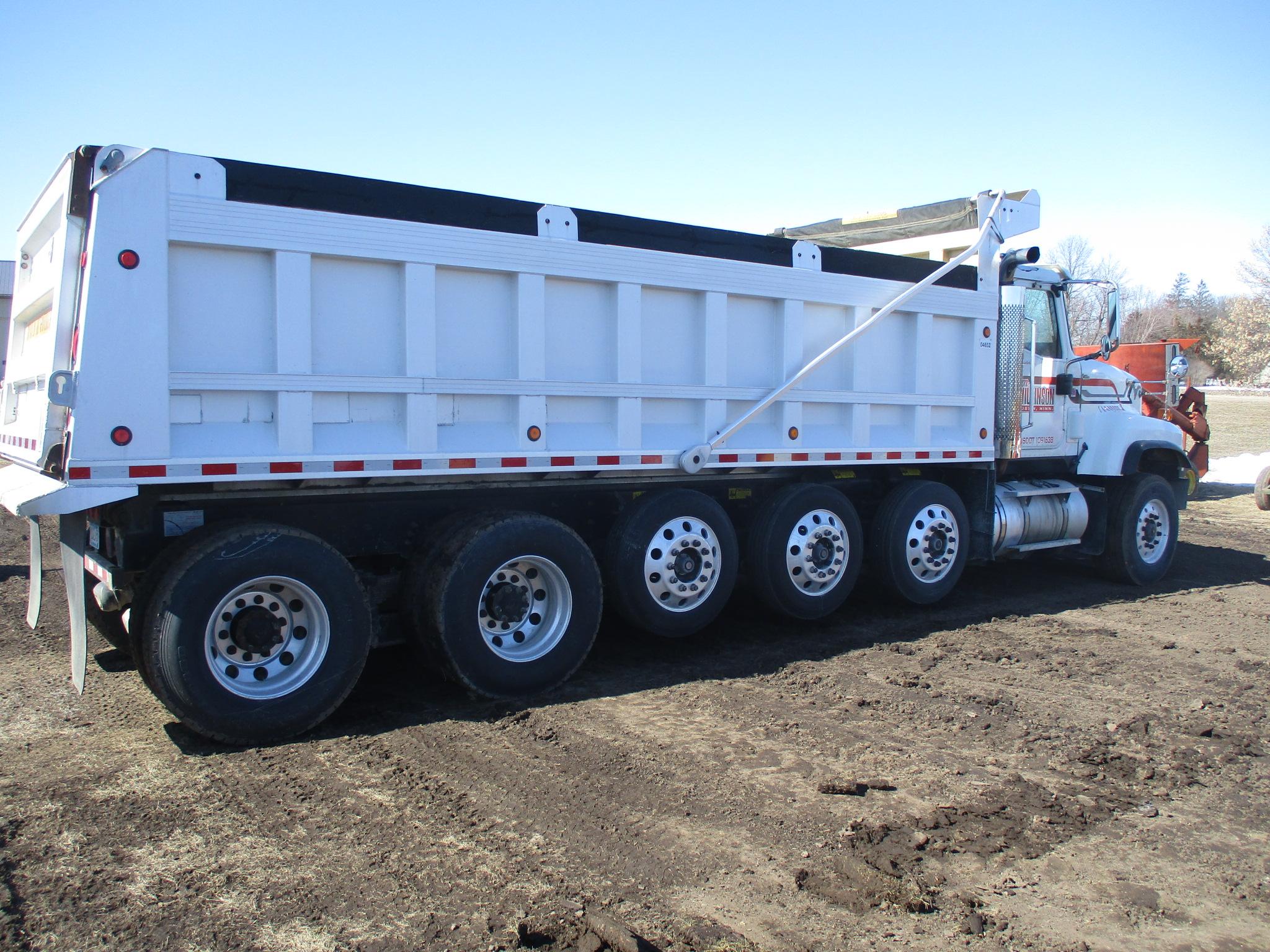 2004 Int 5500 Pay Star Quint axle dump truck, Cummins ISX 15L, 450 HP Eng. 10 sp. 813,733 miles