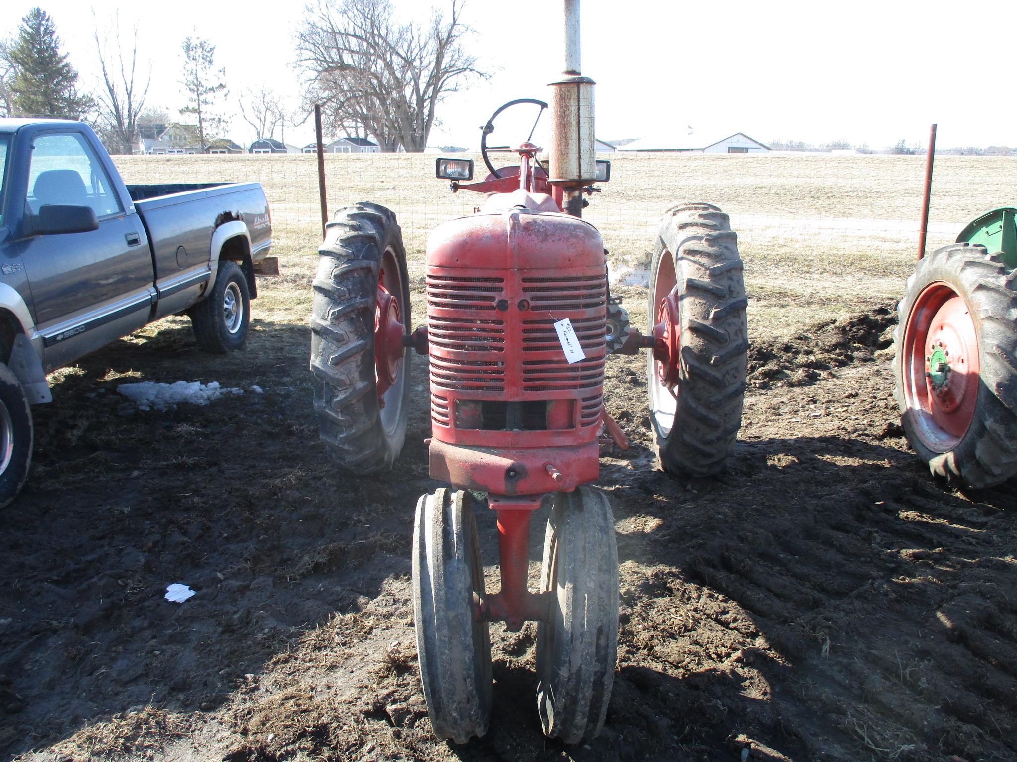 Farmall H 12.4-38, runs