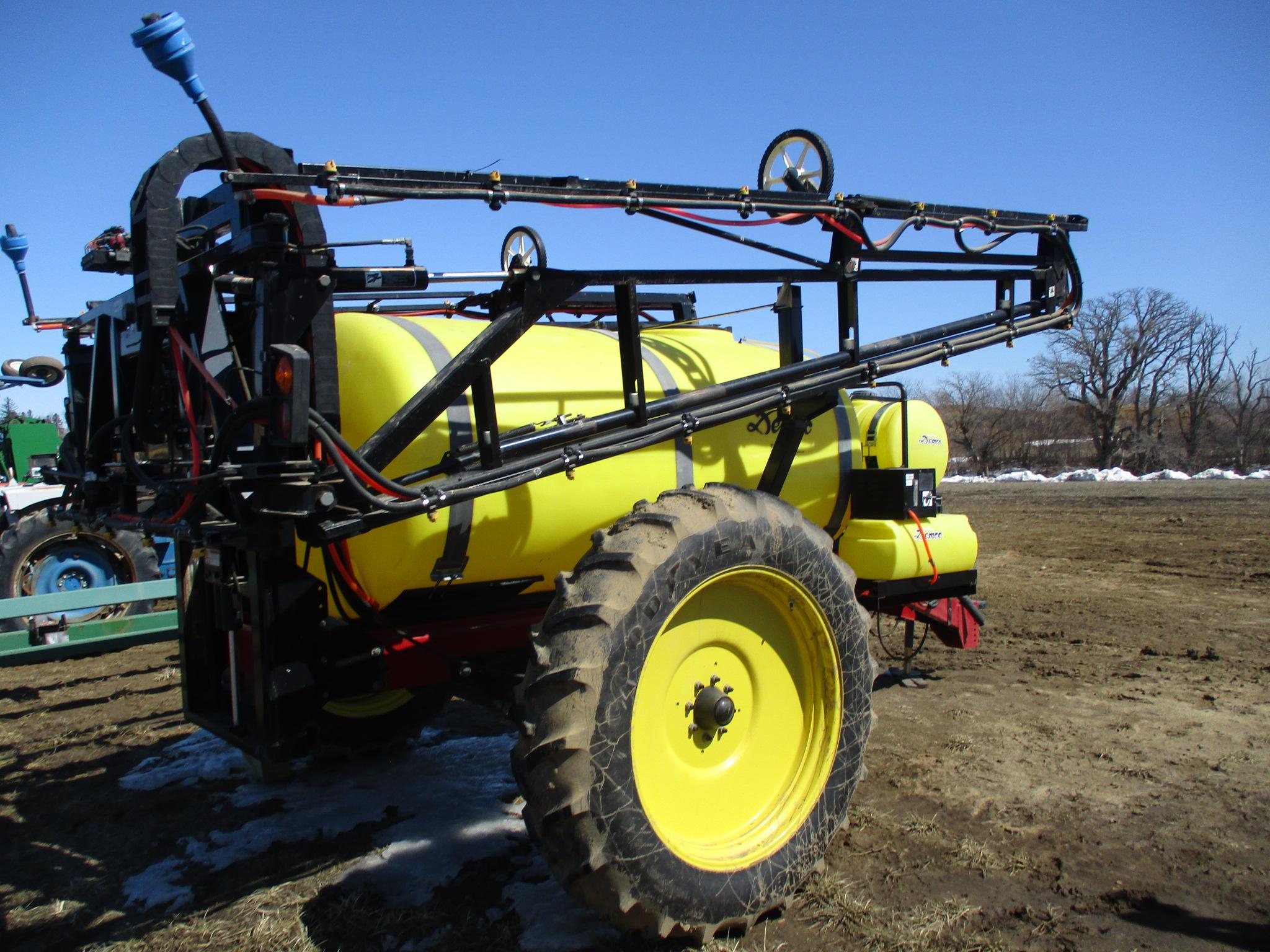 Demco 1000 gallon sprayer, 60' Hyd booms, PTO pump, Inductor, foam markers, rinse tank, Raven 440