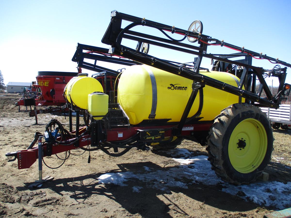 Demco 1000 gallon sprayer, 60' Hyd booms, PTO pump, Inductor, foam markers, rinse tank, Raven 440