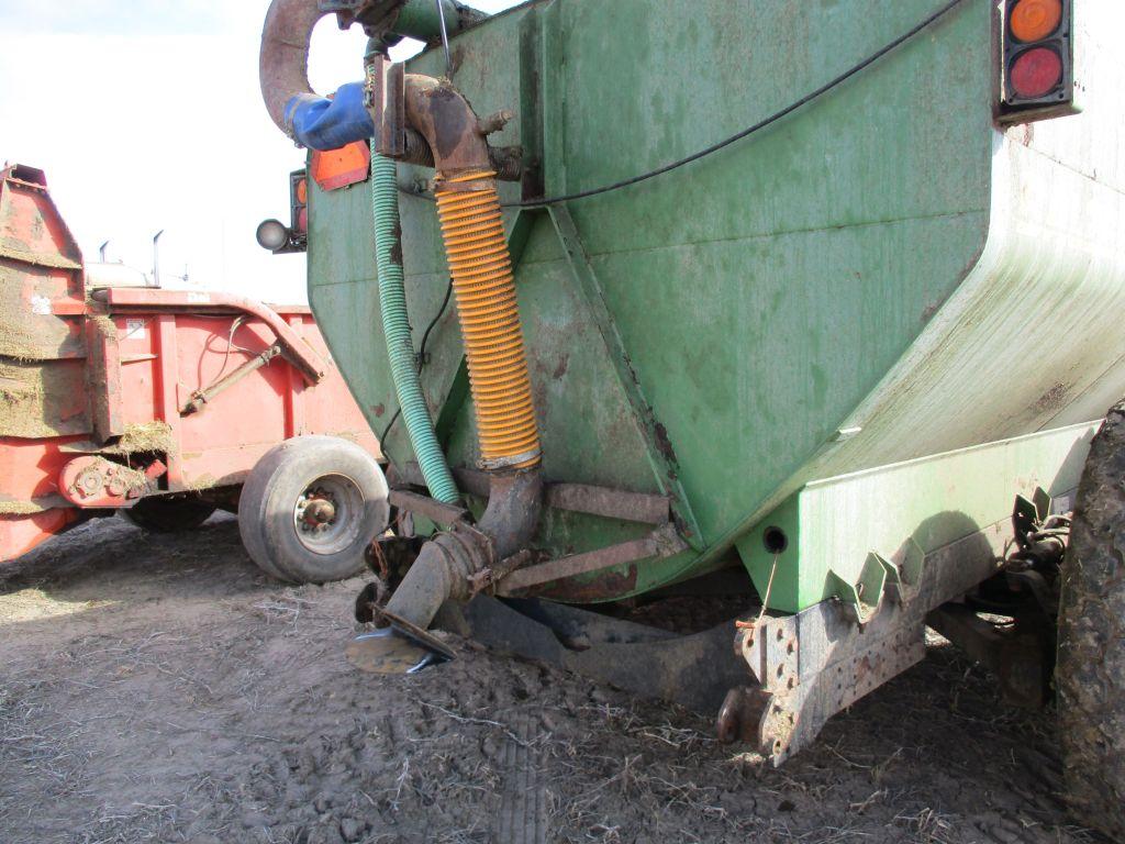 2004 Balzer 7300 Gal. Low Pro manure tank, tandem axle w/steering, Hyd pump