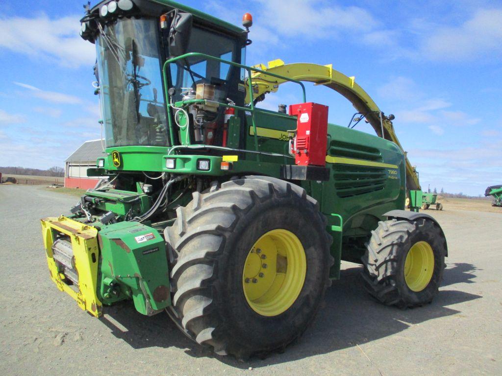 2014 John Deere 7980 Pro Drive Chopper, 1217 cutter head & 2,092 engine Hrs. Cab, AC, heat, radio