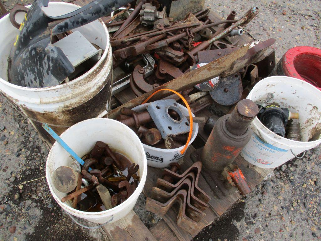 Pallet full of screw jack, vintage tools