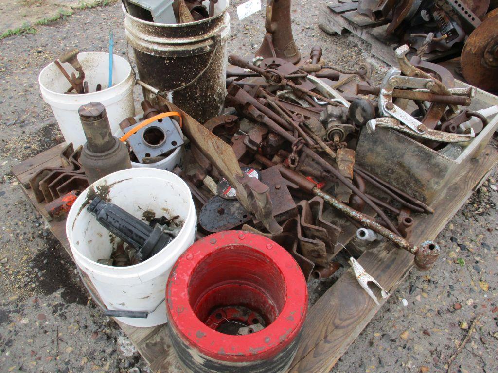 Pallet full of screw jack, vintage tools