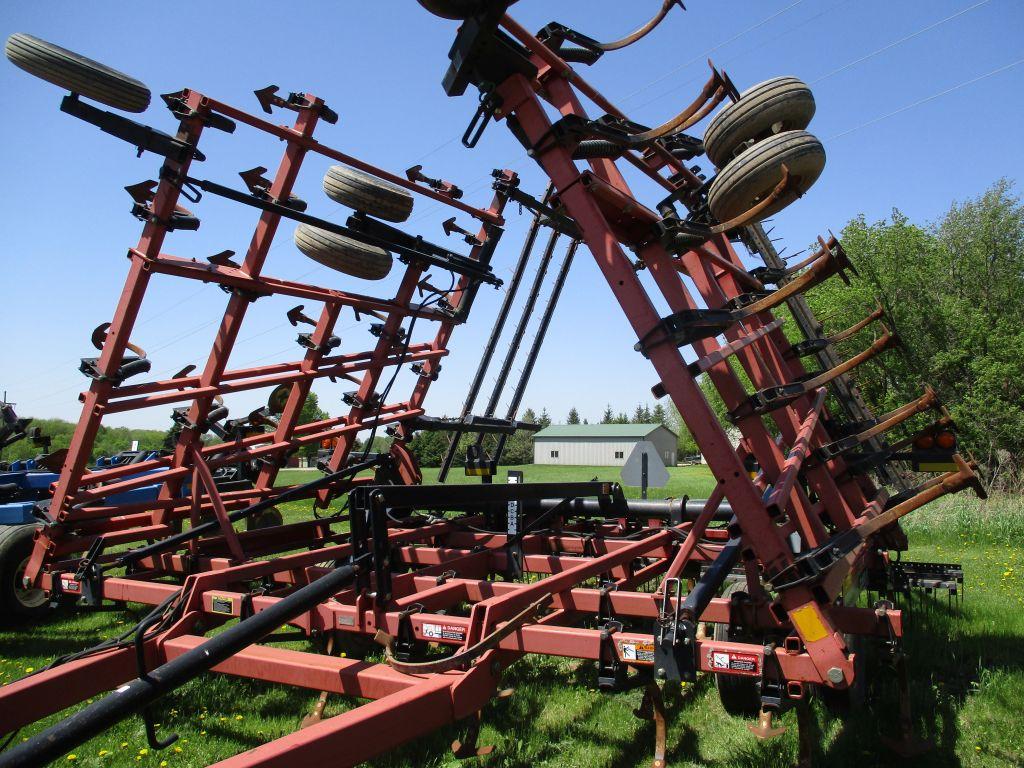 Case IH Tiger Mate II, 38' Feild Cult. walking tandems, Hyd wings, 3 bar harrow, 4 new carraige