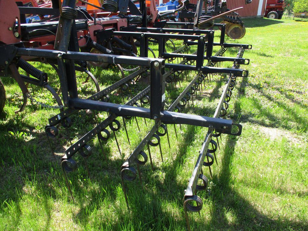 Case IH Tiger Mate II, 38' Feild Cult. walking tandems, Hyd wings, 3 bar harrow, 4 new carraige