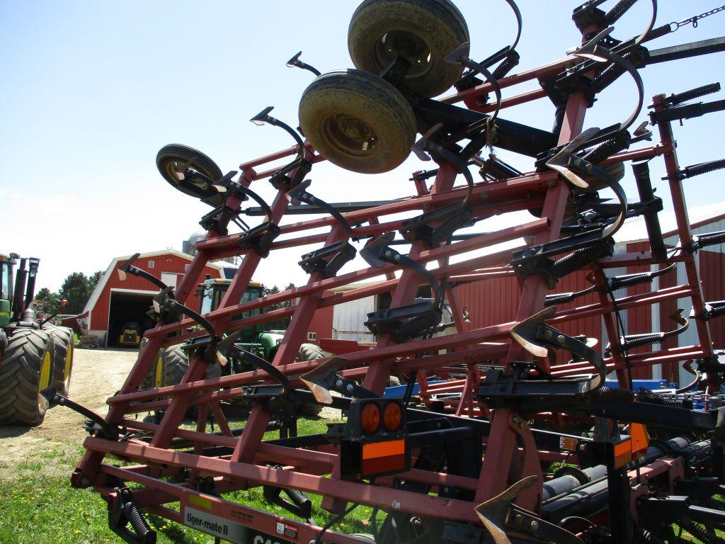 Case IH Tiger Mate II, 38' Feild Cult. walking tandems, Hyd wings, 3 bar harrow, 4 new carraige