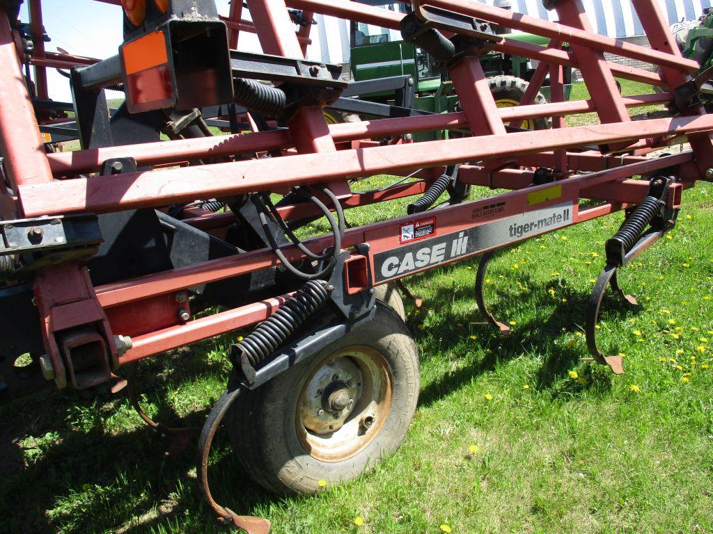 Case IH Tiger Mate II, 38' Feild Cult. walking tandems, Hyd wings, 3 bar harrow, 4 new carraige