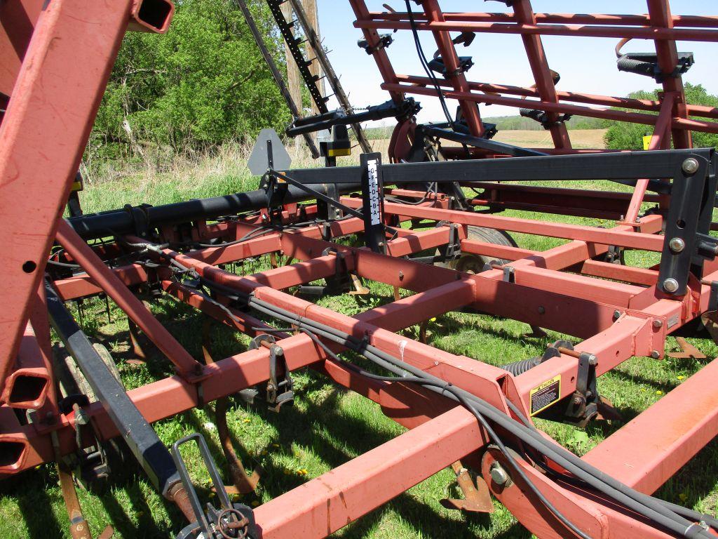 Case IH Tiger Mate II, 38' Feild Cult. walking tandems, Hyd wings, 3 bar harrow, 4 new carraige