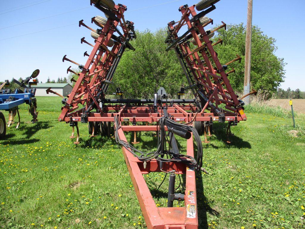 Case IH Tiger Mate II, 38' Feild Cult. walking tandems, Hyd wings, 3 bar harrow, 4 new carraige