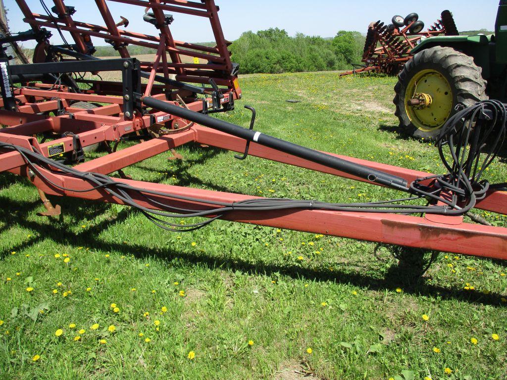 Case IH Tiger Mate II, 38' Feild Cult. walking tandems, Hyd wings, 3 bar harrow, 4 new carraige