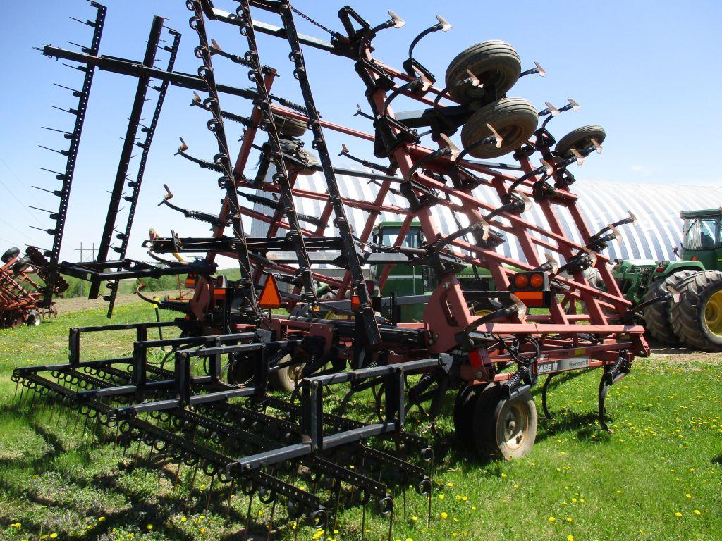 Case IH Tiger Mate II, 38' Feild Cult. walking tandems, Hyd wings, 3 bar harrow, 4 new carraige