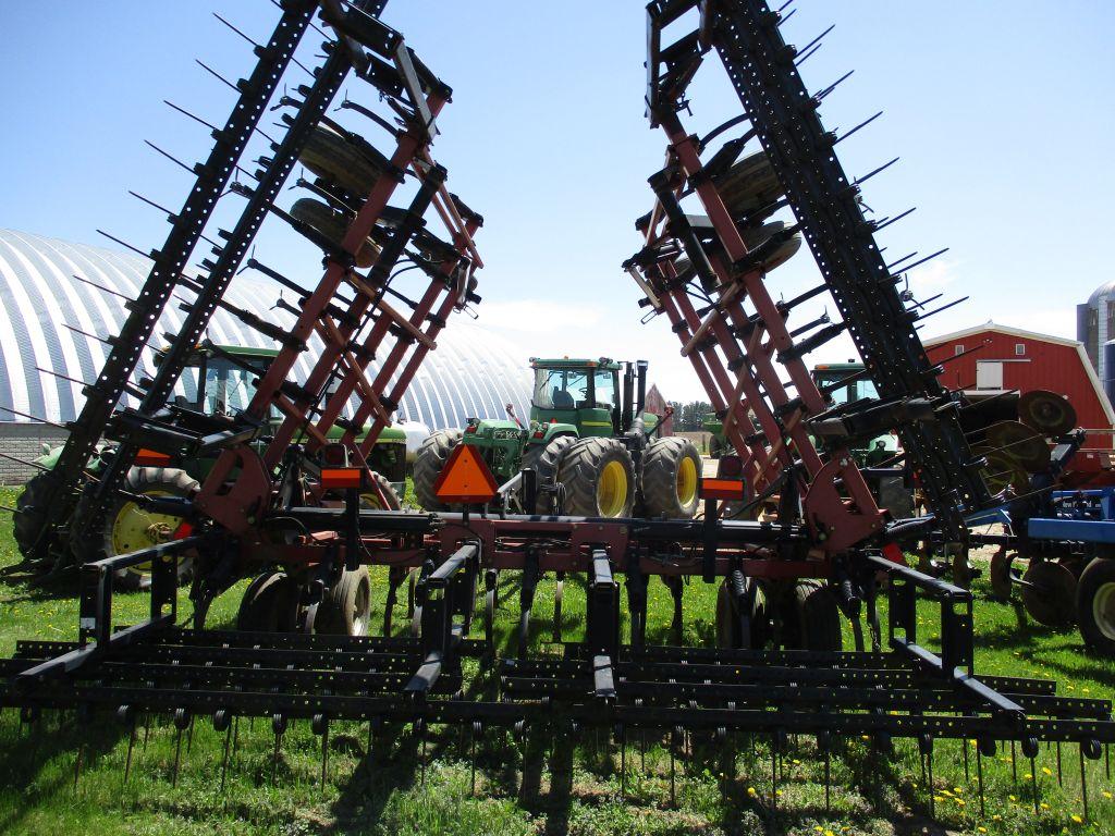 Case IH Tiger Mate II, 38' Feild Cult. walking tandems, Hyd wings, 3 bar harrow, 4 new carraige
