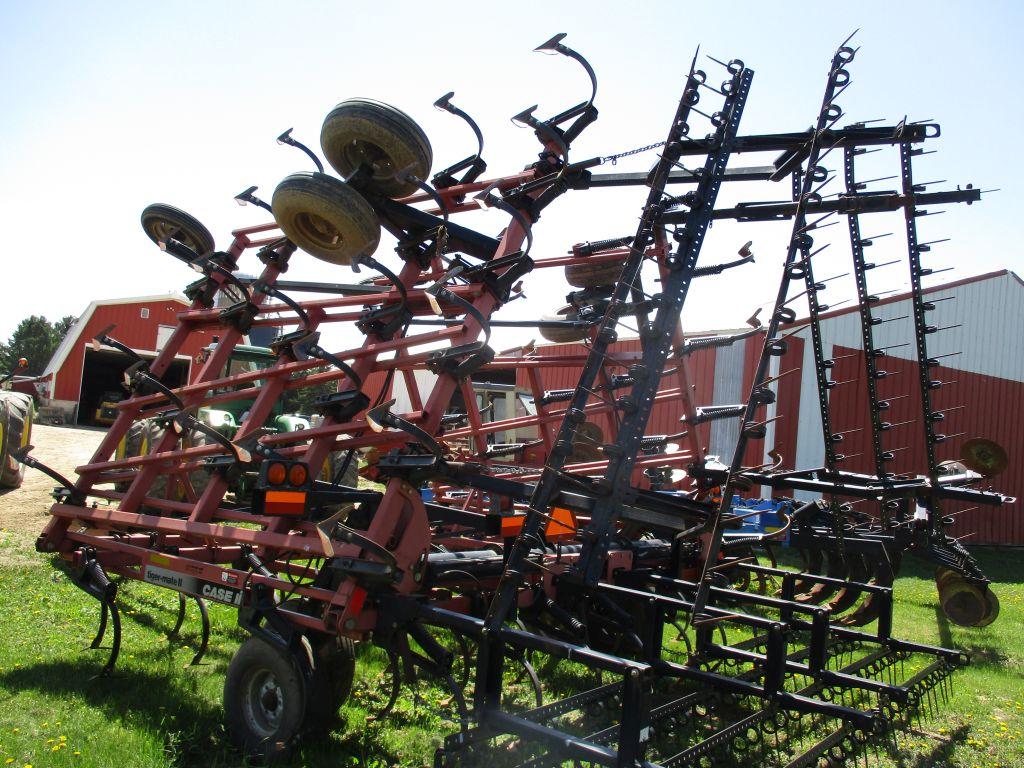 Case IH Tiger Mate II, 38' Feild Cult. walking tandems, Hyd wings, 3 bar harrow, 4 new carraige