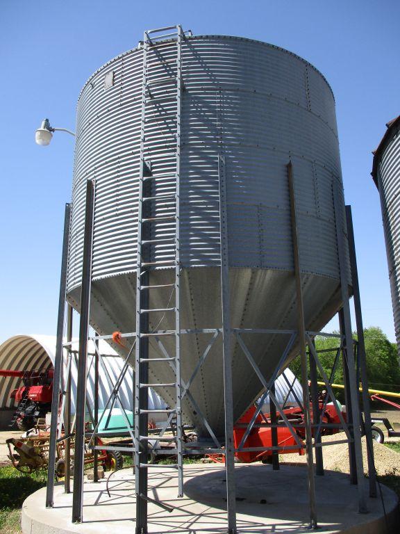 Brock 2,000 Bushel wet holding bin, Buyers sole responsibility for removal, 60 days for removal