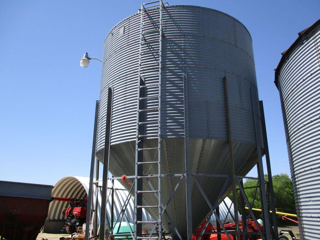 Brock 2,000 Bushel wet holding bin, Buyers sole responsibility for removal, 60 days for removal
