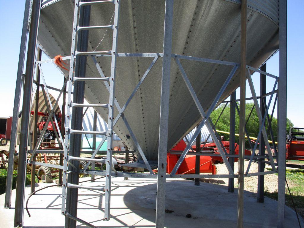Brock 2,000 Bushel wet holding bin, Buyers sole responsibility for removal, 60 days for removal