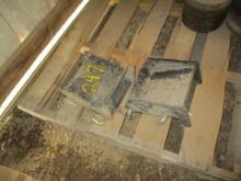 2 Brackets for a head trailer